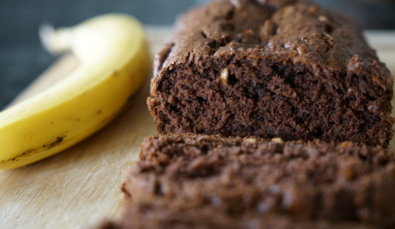 Video: Pan de chocolate con  banana y crema de cacahuate (Peanut butter chocolate banana bread)